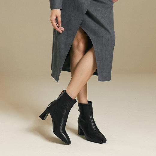 千百度粗高跟弹力袜靴女瘦瘦靴羊皮时装靴通勤短靴子A25581857 商品图2