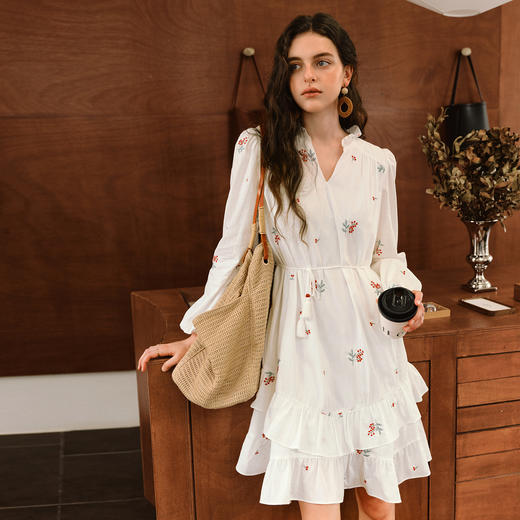 OLrain欧芮儿2025新款女秋季绣花白色法式度假连衣裙流苏绑带长裙 商品图3