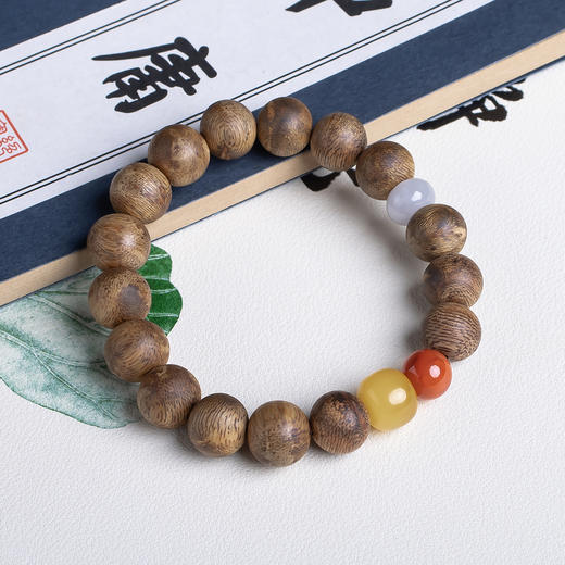 xy0557沉香+蜜蜡南红翡翠手串 商品图3