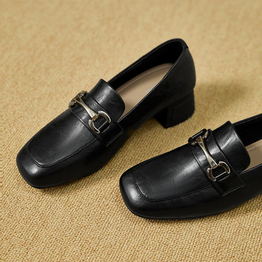 西遇粗跟乐福鞋女新款秋季复古金扣方头通勤单鞋中跟小皮鞋V1857106 商品图5