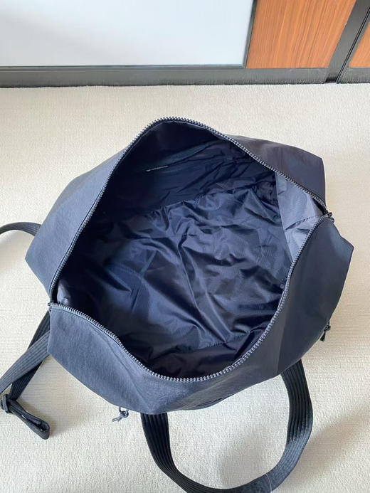 原单正品 lulu新款Gym Duffle Bag健身包/运动包
容量:30L.
尺寸:46*27*20
可手提斜挎.搭配提手和可拆卸肩带. 商品图5