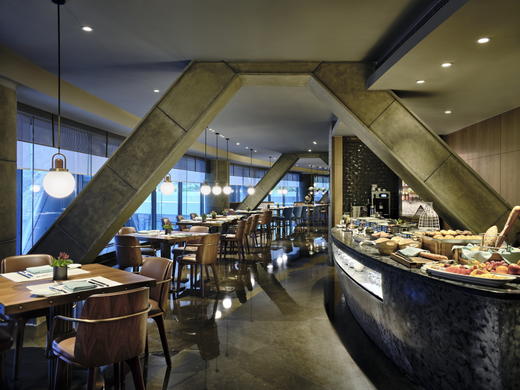 【深坑酒店】双12「枕瀑而眠」套房臻享套餐+洲际瀑布景观套房入住1晚+次日两大一小（六岁以下）源咖啡自助早餐+行政酒廊礼遇+时令水果+店选红酒1瓶 商品图3