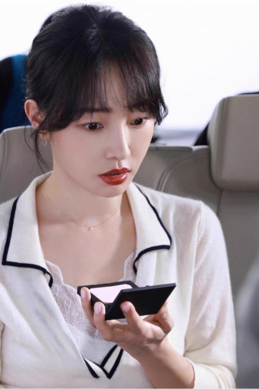 🔥重工款【撞色翻领蕾丝针织衫HJZXZ194】😍这件韩系重工花边衬衫一定要抢⏰万针刺绣工艺 精美立体花纹 法式腔调拿捏的死死的！ 商品图0