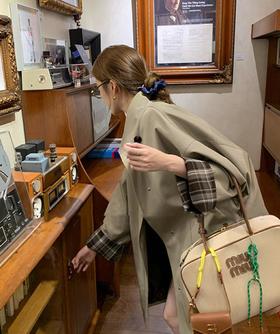 🌈【诺丁山下】❗️伊泺杉翻边撞色腰带款阔型风衣😘 早秋超实用风衣❗️立领设计利落高级，🏆修饰肩颈线条 轻松打造直角肩 ⚠️落肩设计慵懒松弛还不显肩宽，不显臃肿 🤣经典A形廓形