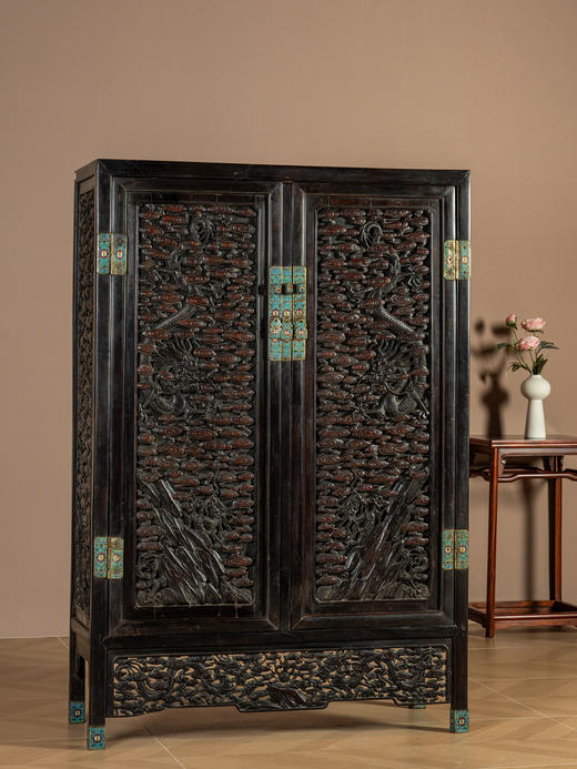 清中期	红木嵌黄花梨满雕云龙纹方角柜 商品图0