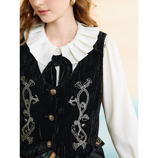 两三事 航海日志 2025秋季新款复古刺绣丝绒短款马甲女宽松马夹 商品图3