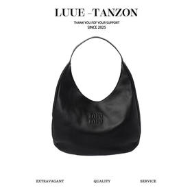 缪缪 新款腋下包 这款大包采用了时尚的蜻蜓线条设计（LZ）