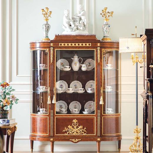 独角鹿西洋古董1890年代法国家具工坊A.HUGNET签名出品路易十六风格大理石顶装饰缎带火炬主题铜鎏金精雕菱格纹细木镶嵌玻璃展柜 商品图0