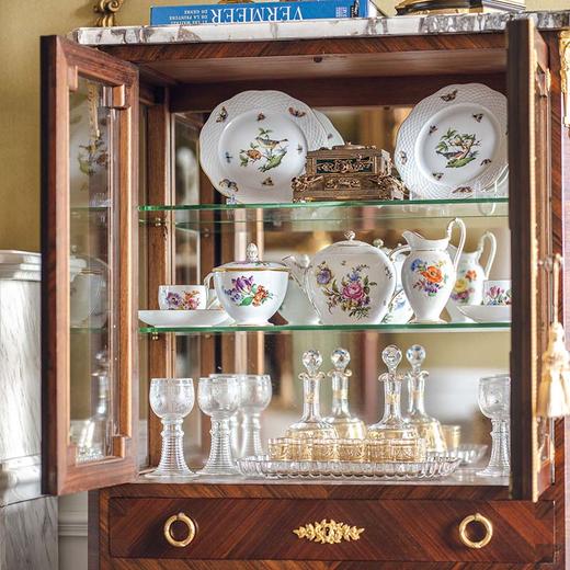 独角鹿西洋古董法国出品路易十六风格大理石顶嵌古典卷叶主题铜鎏金精雕装饰檀木拼花纹玻璃展柜 商品图5