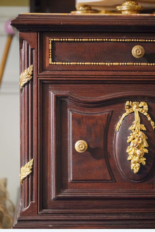 独角鹿西洋古董1890年代法国出品蝴蝶结及古典花叶主题铜鎏金精雕嵌大理石台面桃花心木边几/边柜 商品图5