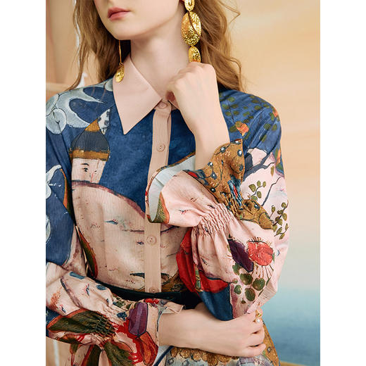 两三事 优雅着陆 2025秋季新款时尚印花系带风衣式连衣裙长裙 商品图2