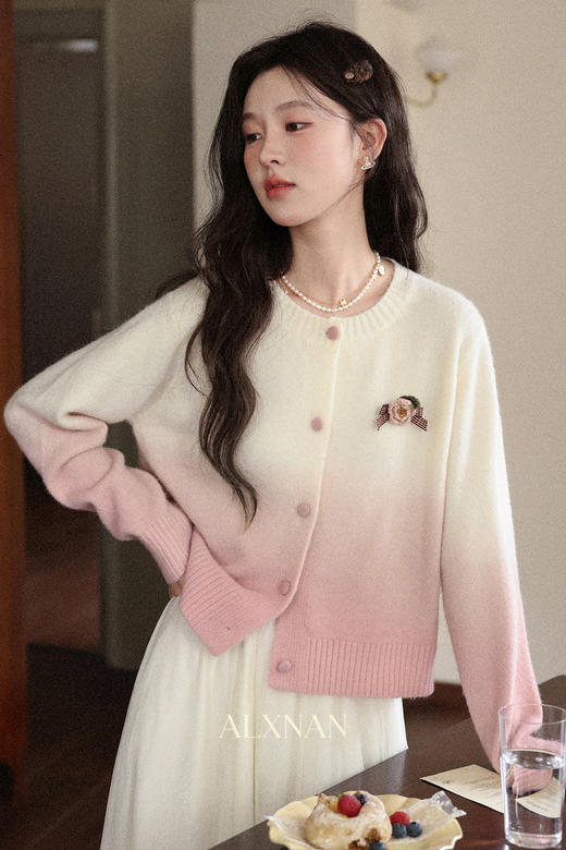 鹿向南「白桃慕斯」渐变色温柔风毛衣秋冬新款时尚圆领通勤上衣女 商品图5