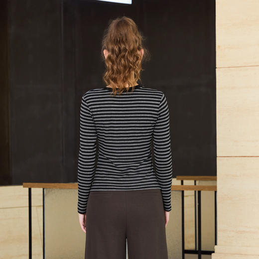 半身缘女装 秋季时尚黑白舒适透气圆领长袖T恤253113U01140004 商品图4