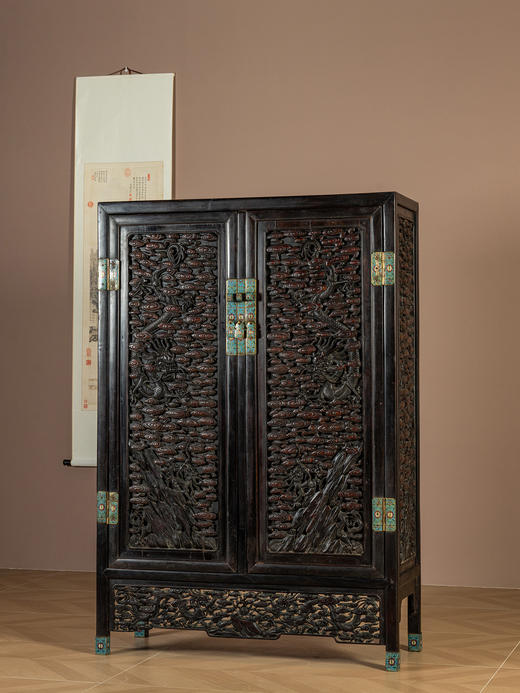 清中期	红木嵌黄花梨满雕云龙纹方角柜 商品图1