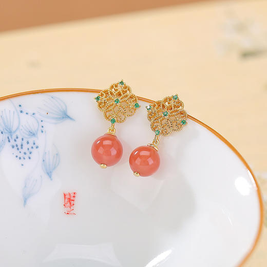 S925纯银镀金南红水红玛瑙耳钉，复古花纹镂空圆珠耳饰CW-264 商品图1