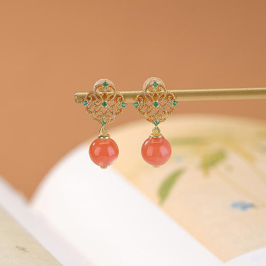S925纯银镀金南红水红玛瑙耳钉，复古花纹镂空圆珠耳饰CW-264 商品图0