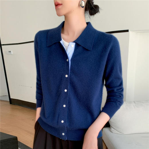 优选丨【软糯糯针织衫！】茶雉 彩条POLO领长袖针织衫 棉花糖质感，假两件针织开衫，双层撞色拼接，Polo领轻松拥有天鹅颈，前中贝壳扣点缀，日常通勤百搭 商品图3