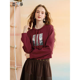 两三事 迷航灯塔 2025秋季新款休闲印花珠片绣抽绳圆领短款卫衣女