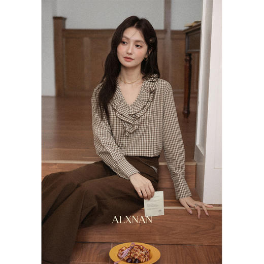 鹿向南「秋景漫篱」咖色格纹休闲长袖V领衬衫秋季新款通勤上衣女 商品图4