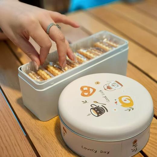 【法国伊尼斯咸黄油焦糖厚层饼干（原味10个装）】绝对不腻 朴实的外表 充盈的内心  每天2片负责一周下午茶 外层酥脆的饼干 中间夹着冰凉的咸黄油焦糖酱 味蕾满足 整体是咸甜口 甜度不显 商品图5