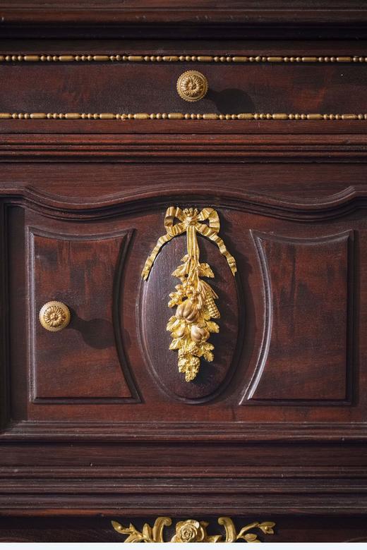 独角鹿西洋古董1890年代法国出品蝴蝶结及古典花叶主题铜鎏金精雕嵌大理石台面桃花心木边几/边柜 商品图6