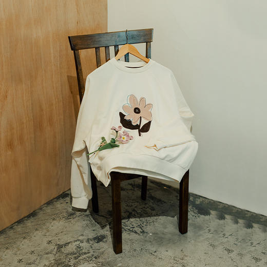 【品牌特惠】ACMEITEM爱棵米-女士圆领印花卫衣GAG2310141E 商品图3