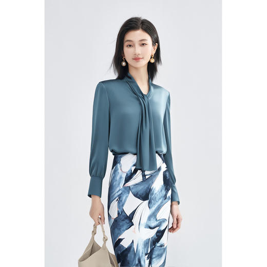 剩S/XL 「青釉流光」飘带衬衫 细腻缎面  沉静高级 米思阳2026春季新款设计感优雅通勤V领不对称飘带领衬衫女4303 商品图2