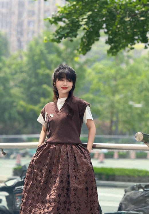 823-1  自留L号 max 胡桃木色 V领针织背心 叠穿王牌 氛围感针织单品 商品图11