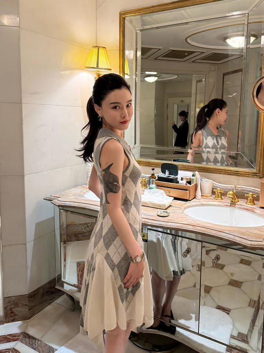 DUO智仙生 芭比学院衣橱 斯嘉丽佰分佰羊毛菱格拼接针织连衣裙 商品图5