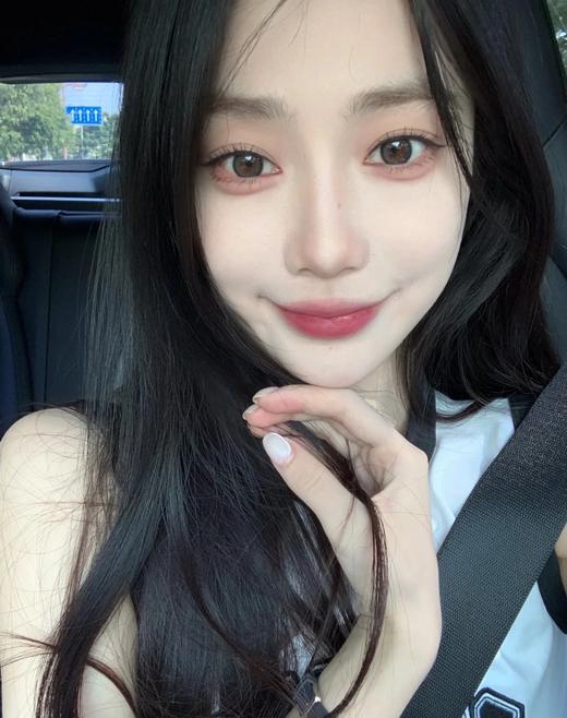 清冷和温柔并存【3CE水雾唇釉#Double Wind 1.5g】上嘴丝滑水润，下一秒变微雾绒感~低饱和度紫红调莓果色，不显老不挑皮！不沾杯！ 商品图3