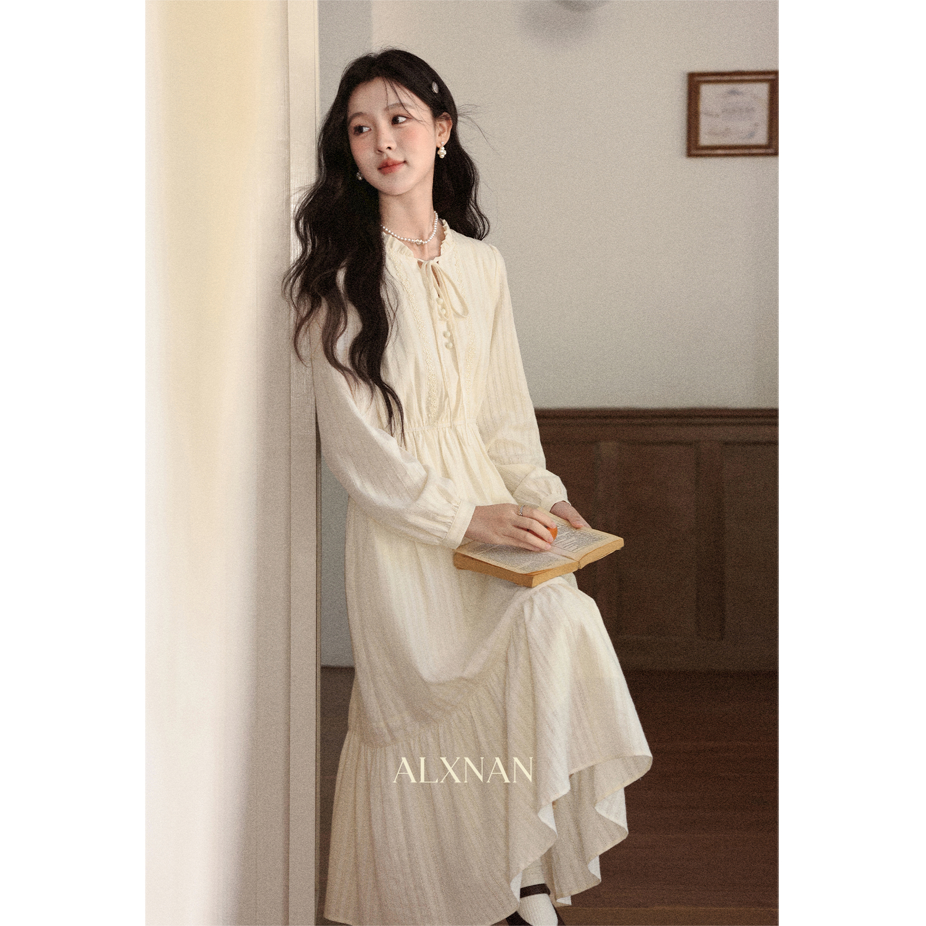 鹿向南「雾语」杏色法式复古连衣裙女秋季新品V领长袖裙子蛋糕裙