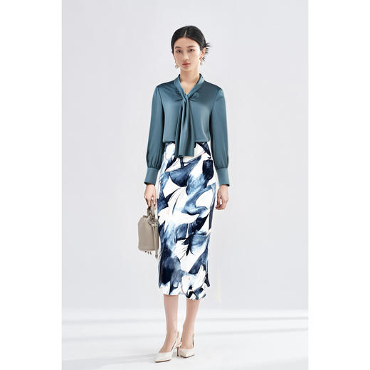 剩S/XL 「青釉流光」飘带衬衫 细腻缎面  沉静高级 米思阳2026春季新款设计感优雅通勤V领不对称飘带领衬衫女4303 商品图4