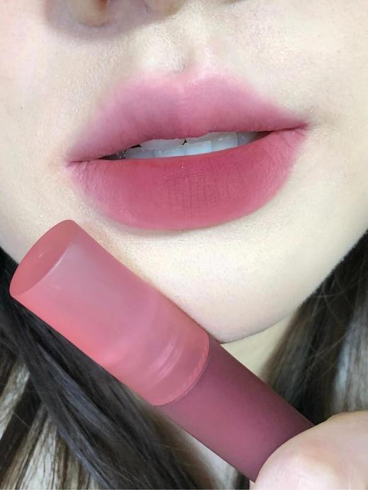 清冷和温柔并存【3CE水雾唇釉#Double Wind 1.5g】上嘴丝滑水润，下一秒变微雾绒感~低饱和度紫红调莓果色，不显老不挑皮！不沾杯！ 商品图1