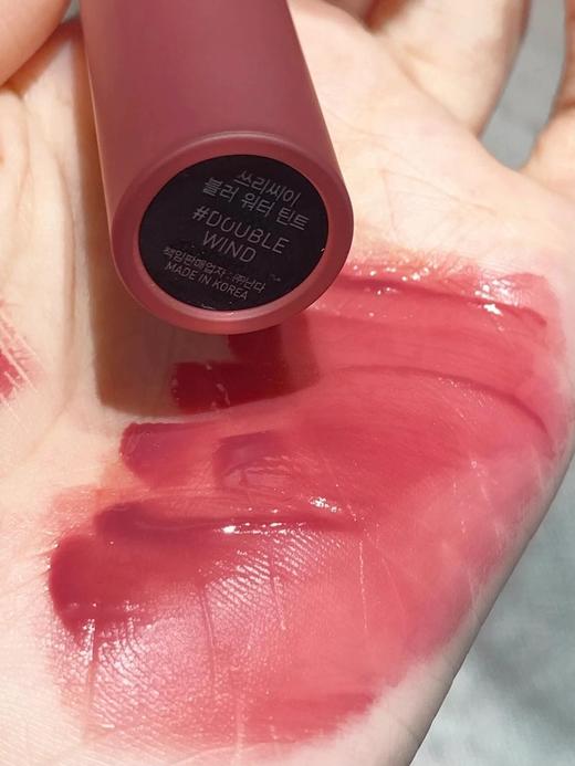 清冷和温柔并存【3CE水雾唇釉#Double Wind 1.5g】上嘴丝滑水润，下一秒变微雾绒感~低饱和度紫红调莓果色，不显老不挑皮！不沾杯！ 商品图2