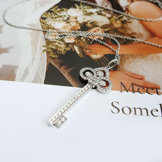 【95新】Tiffany & Co.蒂芙尼Tiffany Keys系列中号铂金满钻鸢尾花Fleur de Lis钥匙项链链长约45cm、吊坠长约3.7cm女士现售价：18000！130825NJS30 商品图3