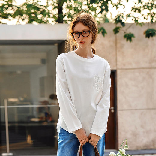 OLrain欧芮儿米白色长袖T恤女秋季2025新款简约宽松拼接绣花上衣 商品图3