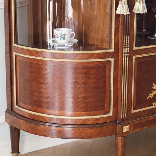 独角鹿西洋古董1890年代法国家具工坊A.HUGNET签名出品路易十六风格大理石顶装饰缎带火炬主题铜鎏金精雕菱格纹细木镶嵌玻璃展柜 商品图9