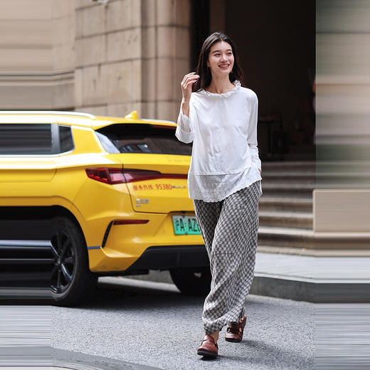 绽放旅行女装471朵/汉麻棉宽松设计感花边拼接叠搭长袖T恤女上衣 商品图3