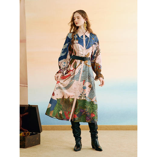 两三事 优雅着陆 2025秋季新款时尚印花系带风衣式连衣裙长裙 商品图3