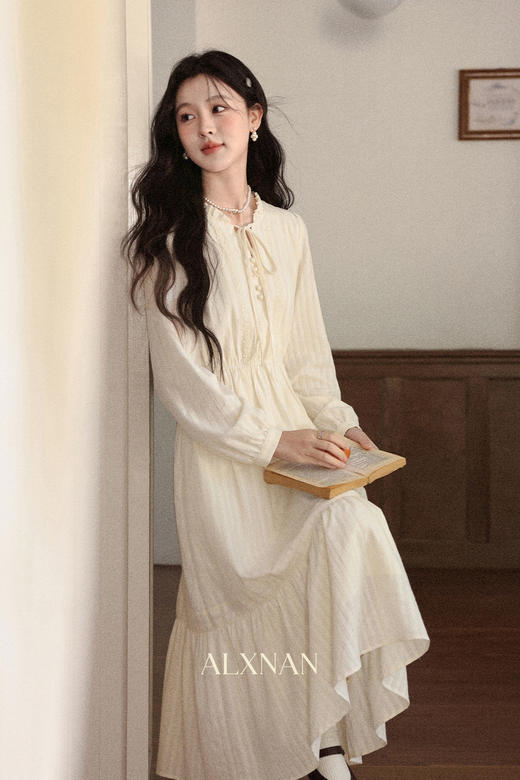 鹿向南「雾语」杏色法式复古连衣裙女秋季新品V领长袖裙子蛋糕裙 商品图5