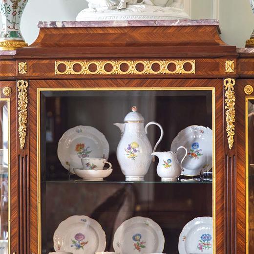 独角鹿西洋古董1890年代法国家具工坊A.HUGNET签名出品路易十六风格大理石顶装饰缎带火炬主题铜鎏金精雕菱格纹细木镶嵌玻璃展柜 商品图2