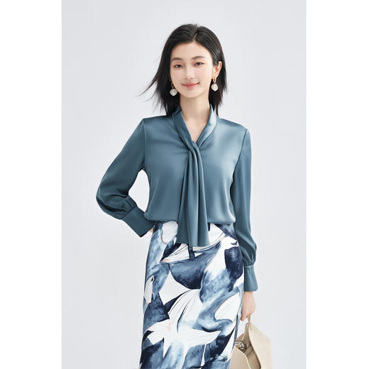 剩S/XL 「青釉流光」飘带衬衫 细腻缎面  沉静高级 米思阳2026春季新款设计感优雅通勤V领不对称飘带领衬衫女4303 商品图1