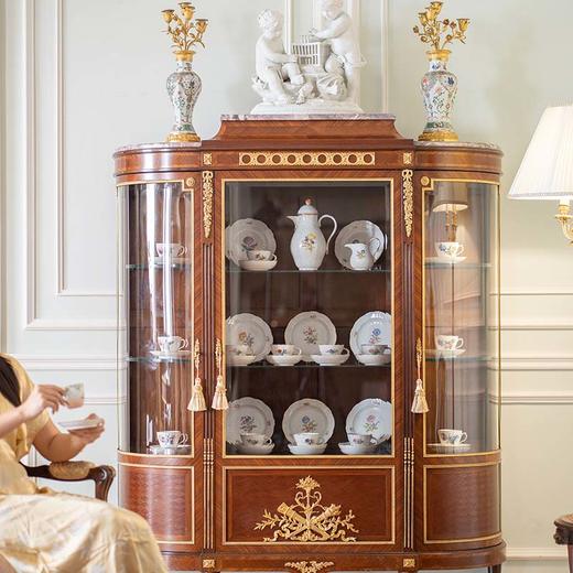 独角鹿西洋古董1890年代法国家具工坊A.HUGNET签名出品路易十六风格大理石顶装饰缎带火炬主题铜鎏金精雕菱格纹细木镶嵌玻璃展柜 商品图1