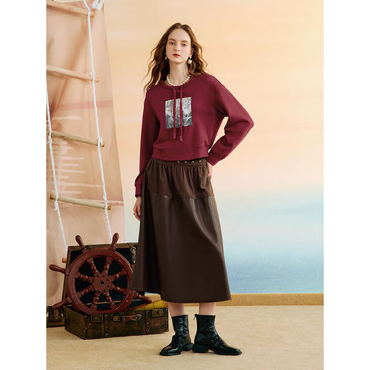 两三事 迷航灯塔 2025秋季新款休闲印花珠片绣抽绳圆领短款卫衣女 商品图3