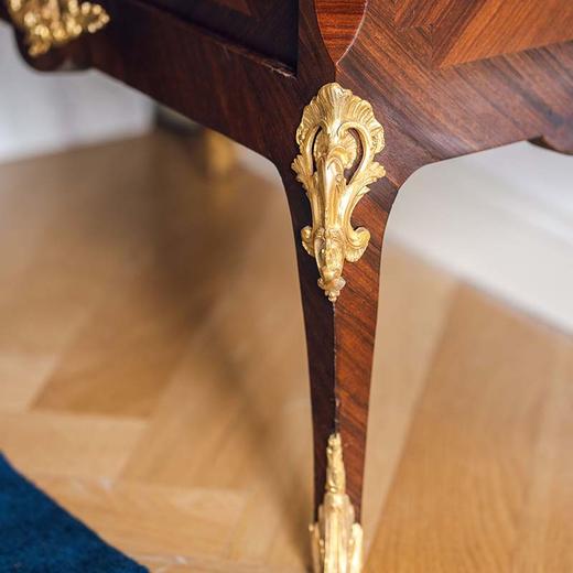 独角鹿西洋古董法国出品路易十六风格大理石顶嵌古典卷叶主题铜鎏金精雕装饰檀木拼花纹玻璃展柜 商品图7