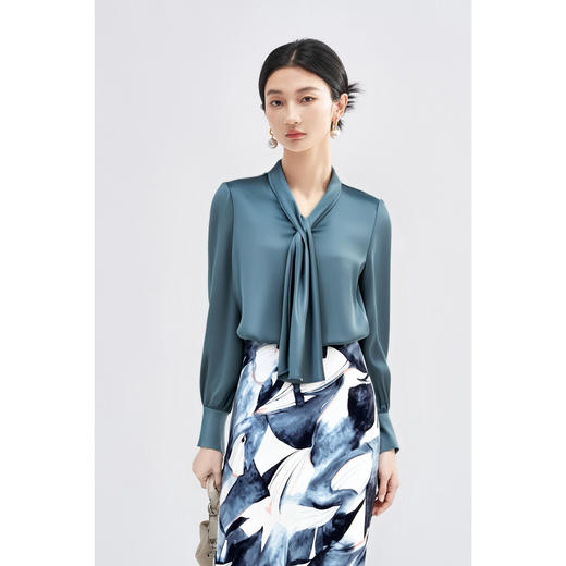 剩S/XL 「青釉流光」飘带衬衫 细腻缎面  沉静高级 米思阳2026春季新款设计感优雅通勤V领不对称飘带领衬衫女4303 商品图0