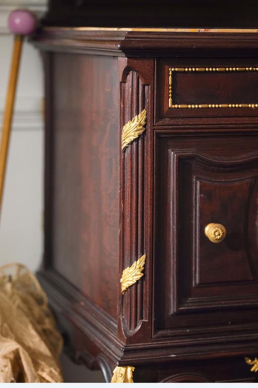 独角鹿西洋古董1890年代法国出品蝴蝶结及古典花叶主题铜鎏金精雕嵌大理石台面桃花心木边几/边柜 商品图4