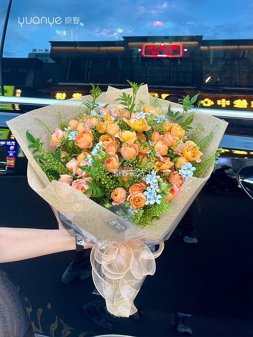 果汁阳台泡泡玫瑰+蓝星花混搭花束 商品图0