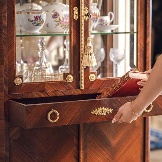 独角鹿西洋古董法国出品路易十六风格大理石顶嵌古典卷叶主题铜鎏金精雕装饰檀木拼花纹玻璃展柜 商品图2