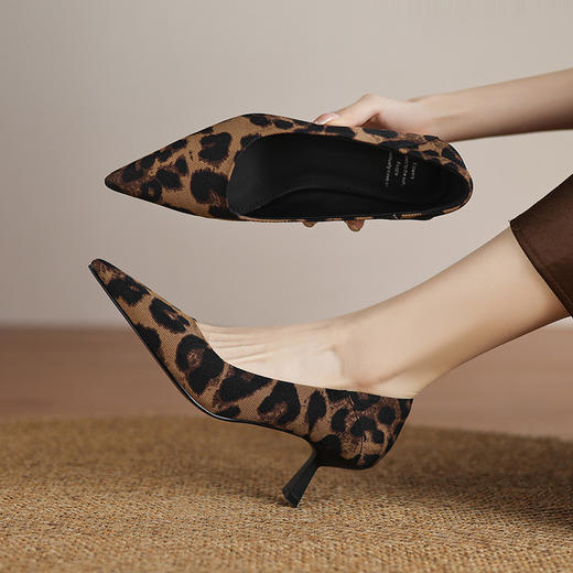 【预售5天】秋冬新款尖头浅口高跟鞋豹纹时尚百搭气质通勤单鞋DMJFG&82598F 商品图2